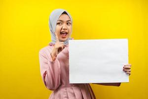 muito jovem mulher muçulmana alegre segurando uma faixa vazia em branco, cartaz, quadro branco, placa de sinalização em branco, quadro de propaganda branco, apresentando algo no espaço da cópia, promoção foto