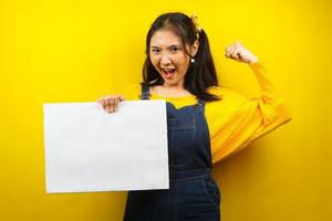 jovem bonita e fofa alegre segurando uma faixa vazia em branco, cartaz, quadro branco, placa de sinalização em branco, quadro de propaganda branco, apresentando algo no espaço da cópia, promoção foto