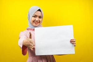 muito jovem mulher muçulmana alegre segurando uma faixa vazia em branco, cartaz, quadro branco, placa de sinalização em branco, quadro de propaganda branco, apresentando algo no espaço da cópia, promoção foto