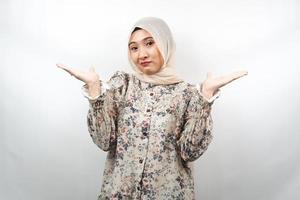 bela jovem muçulmana asiática com expressão de não sei sinal, isolada no fundo branco