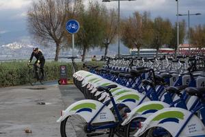 Izmir, turquia 2021 - bicicletas quadradas de mansão, homem de bicicleta foto