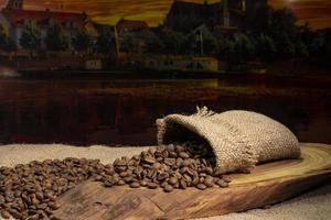 grãos de café no saco e a paisagem urbana no fundo foto
