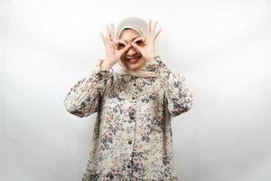 linda jovem muçulmana asiática sorrindo alegre e animadamente, com óculos em mãos, isolado no fundo branco foto