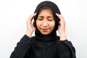 close up de uma bela jovem muçulmana estressada, em pânico, chocada, isolada foto