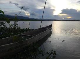 um barco de pesca tradicional ancorado na margem do lago limboto, gorontalo. foto