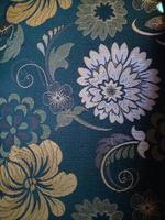 tecido de almofada com motivos florais. textura de tecido de travesseiro foto