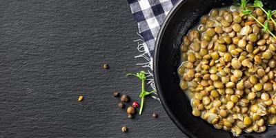 lentilhas verdes cozidas com legumes refeição saudável vegetariana sem carne