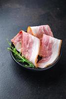fatias de bacon fatia fina fatia de gordura de porco refeição saudável foto