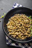 lentilhas verdes cozidas com legumes refeição saudável vegetariana sem carne