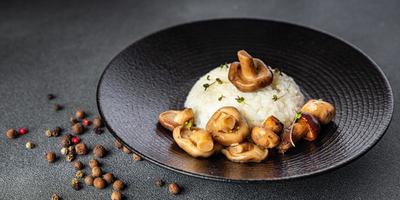 risoto farinha de arroz com cogumelos lanche de cogumelos foto