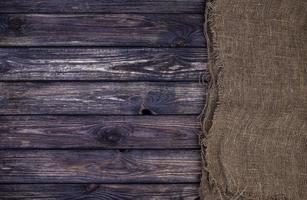 textura de madeira escura com serapilheira, madeira e saco foto