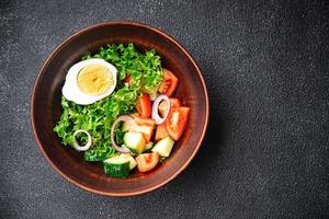 salada de legumes com ovo refeição saudável dieta lanche foto