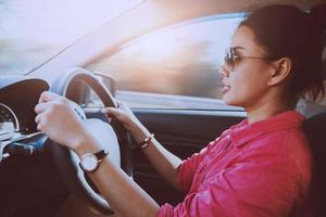 mulheres asiáticas viajam relaxam no feriado. dirigir um carro foto