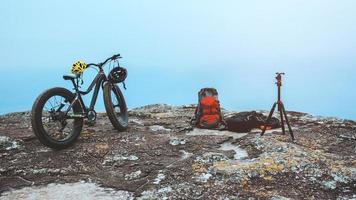 natureza de fotografia de viagem. viajar relaxar. viajar relaxar andar em um deserto de bicicleta em estado selvagem. Tailândia foto