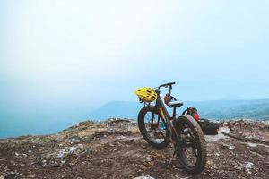 natureza de fotografia de viagem. viajar relaxar. viajar relaxar andar em um deserto de bicicleta em estado selvagem. Tailândia foto