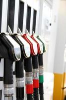 posto de gasolina com diferentes tipos de combustível foto