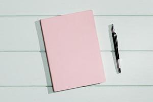 bloco de notas capa rosa com caneta foto