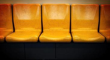 cadeira amarela, cadeira em trem elétrico foto