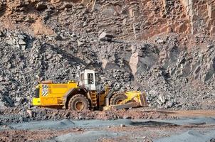 caminhões basculantes de mina a céu aberto conduzem sozinhos área industrial de pedreira de minério de ferro foto