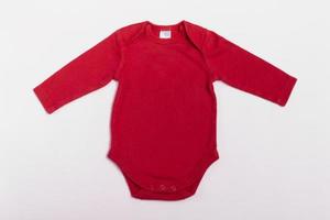 maquete baby body com mangas compridas em vermelho sobre fundo branco. foto