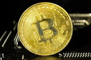 bitcoin gold coin close up, conceito de dinheiro digital criptomoeda btc foto