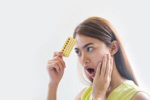 mão de uma mulher segurando um painel anticoncepcional para prevenir a gravidez foto