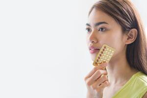 mão de uma mulher segurando um painel anticoncepcional para prevenir a gravidez foto