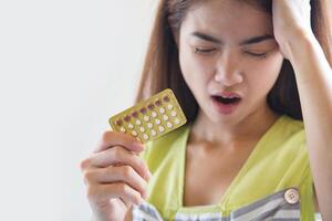 mão de uma mulher segurando um painel anticoncepcional para prevenir a gravidez foto