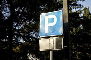 parkin lot sign com árvores perenes no fundo. foto