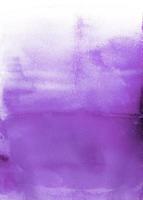 cor de água roxa abstrata grunge aquarela pintura à mão fundo em branco foto