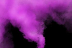textura roxa fumaça escura no chão de fundo escuro e isolado com névoa ou nevoeiro. foto