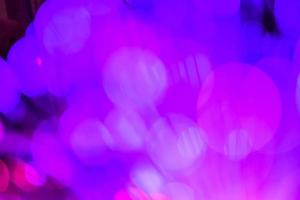 luz de néon roxa luz de néon abstrato brilhante reflexo de lente colorida em fundo preto. Fundo escuro futurista abstrato e néon foto