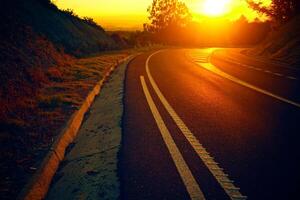 laranja do sol na estrada trilha bela estrada virando nas colinas e estrada de montanha estrada de pastagem à noite em. foto