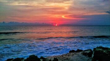 pôr do sol e nascer do sol mar azul belo panorama da paisagem. composição do fundo abstrato da natureza foto