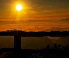 nascer do sol sobre montanhas e nevoeiro, doi ang khang, chiang mai, tailândia foto