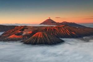 Monte Bromo vulcânico nascer do sol foto