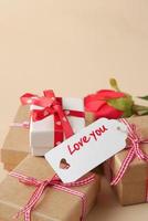 caixa de presente, com te amo texto, envelope e flor rosa na mesa foto