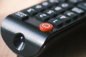 detalhe da foto do controle remoto da tv na mesa