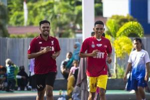 sorong, papua oeste, indonésia, 28 de novembro de 2021. atividades na praça da cidade de aimas no domingo de manhã. correr, jogar basquete, badminton e ginástica. foto