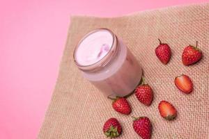 iogurte de morango, comida saudável e conceito de bebida. foto