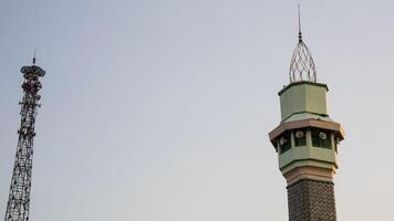 foto da torre da mesquita com fundo do céu