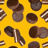 padrão sem emenda de cookies com cobertura de chocolate em um fundo amarelo. foto