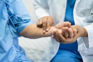 médico pegar o pulso com o paciente na enfermaria do hospital de enfermagem, conceito médico forte e saudável. foto