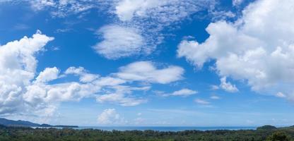 fundo do horizonte de céu azul com nuvens em um dia ensolarado panorama da paisagem marinha phuket tailândia foto