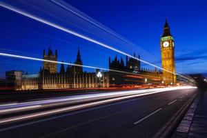 o palácio de westminster com a torre elizabeth à noite, big ben reino unido foto