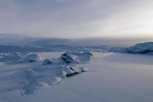 neve branca na construção de um ambiente de inverno lindo mar com grande céu azul nas colinas de superfície do céu. foto