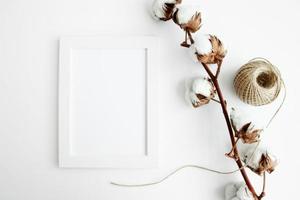 parede branca e decoração de árvore escura quadros modernos mesa decoração de casa com quadro de foto e mock up quadro branco e galhos secos em um vaso na estante de livros ou na mesa