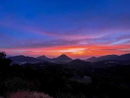 nascer do sol da manhã sobre as montanhas foto