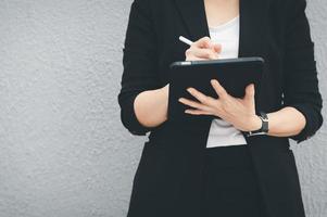 mulher asiática trabalhando com tablet no escritório trabalhando conceito mulher mulher de negócios com tecnologia foto