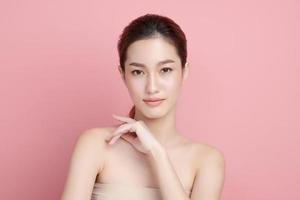 bela jovem asiática com pele limpa, fresca em fundo rosa, cuidados faciais, tratamento facial, cosmetologia, beleza e spa, retrato de mulheres asiáticas. foto